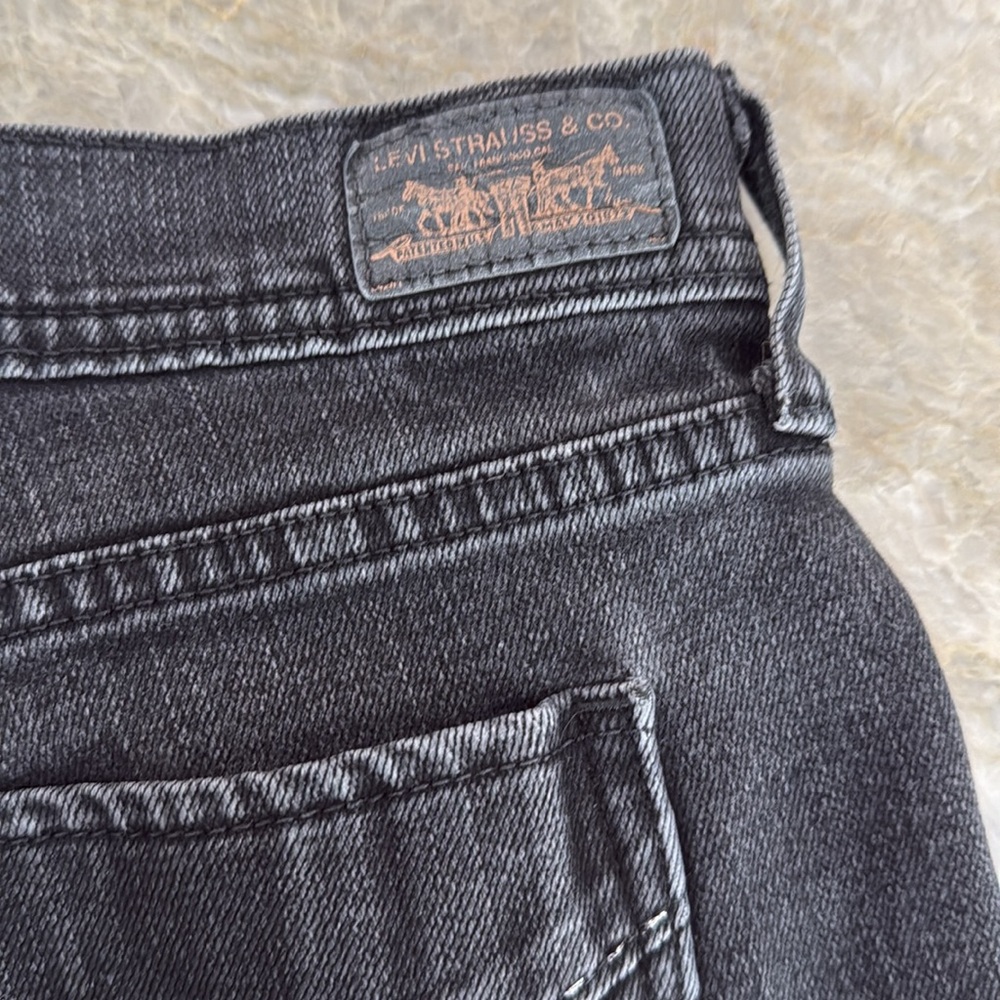 Levis Ladies Vintage 505 straight leg jeans in Faded Black 8 - Picture 8 of 9